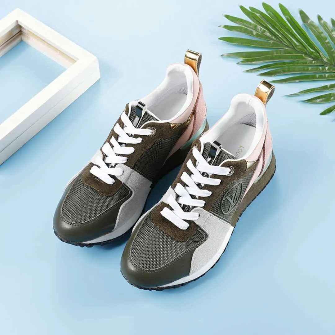 👟👟Ex-factory price 400👟👟 Men's size +10 Couple style, 2019 spring and summer new LOUIS VUITTON The same style of casual sports shoes is launched on Louis Vuitton's official website. Fabric: imported cowhide/cow velvet/breathable mesh, (imported mesh with silicone LV logo), rubber combination outsole, 2cm behind the sole, built-in 0.5cm comfortable feet, size 35-41 for women, 39-46 for men, welcome new and old customers to repost pictures for sale